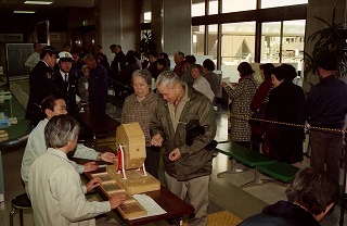 仮設住宅への入居者を決める抽選