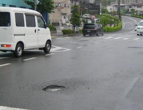 道路の穴ぼこ