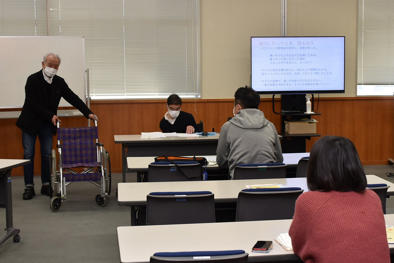 車いすユーザーが話す様子20220204