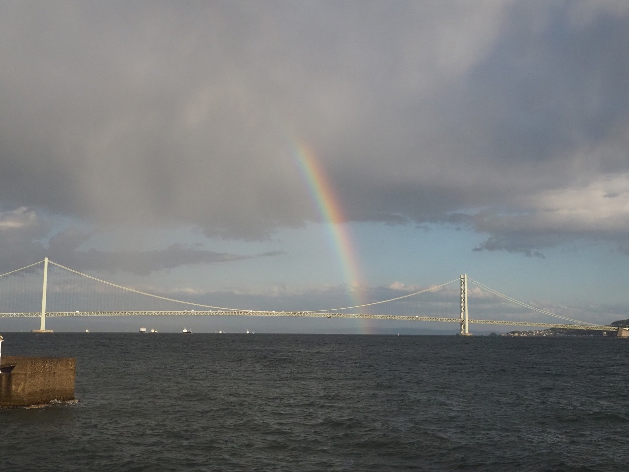 明石海峡と虹