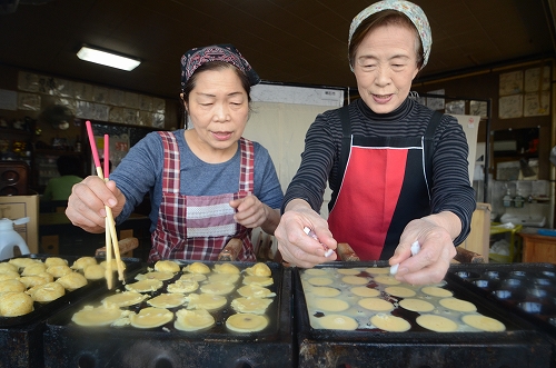 明石焼を焼く