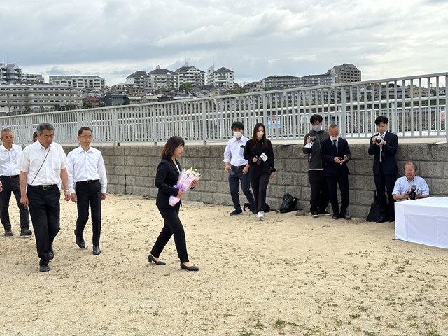 大蔵海岸砂浜陥没事故献花